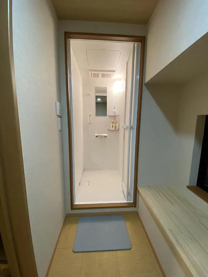 Wutong: Airport-Adjacent Osaka Landmark Stay 0*,