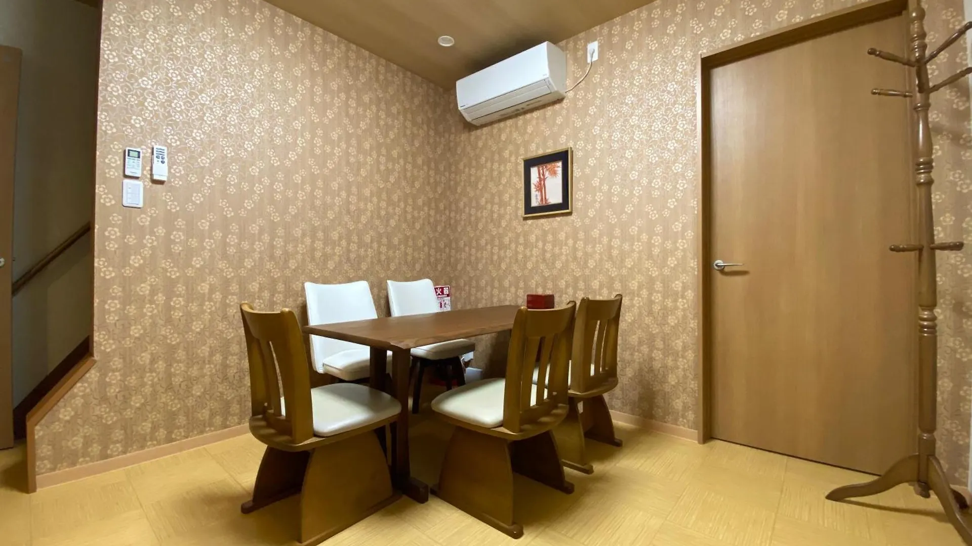 Wutong-40 Minutes Direct To Kansai Airport And 5 Minute Walk To Jr Or Subway Or Nankai Line And 1 Minute To Tsutenkaku The Landmark Of Osaka And Many Japanese Bistros Nearby 0*,